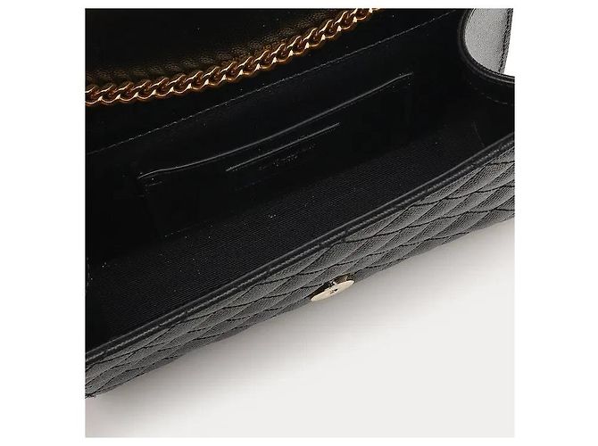 Autre Marque Una borsa a tracolla Envelope caratterizzata da una silhouette tridimensionale che combina diamanti e cuciture trapuntate verticali con un sofisticato logo Cassandre. Realizzata in Grain de Poudre altamente resistente. - vista 4