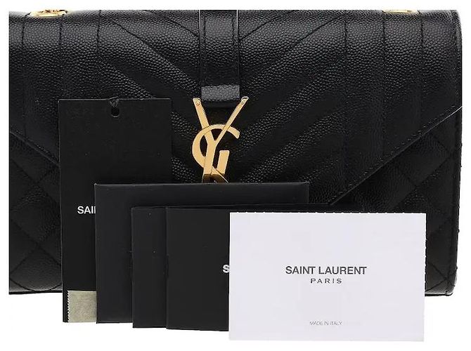 Autre Marque Una borsa a tracolla Envelope caratterizzata da una silhouette tridimensionale che combina diamanti e cuciture trapuntate verticali con un sofisticato logo Cassandre. Realizzata in Grain de Poudre altamente resistente. - vista 6
