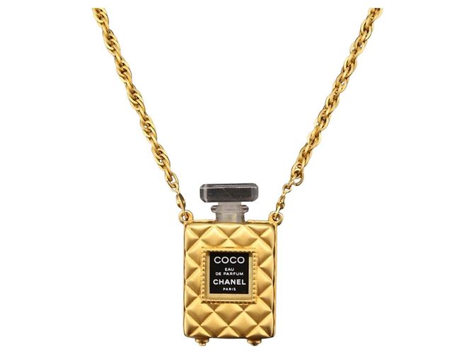 Pendente a catena lunga in metallo con cristalli e perle sintetiche a forma di flacone di profumo Chanel CC - vista 3