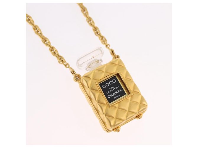 Pendente a catena lunga in metallo con cristalli e perle sintetiche a forma di flacone di profumo Chanel CC - vista 4