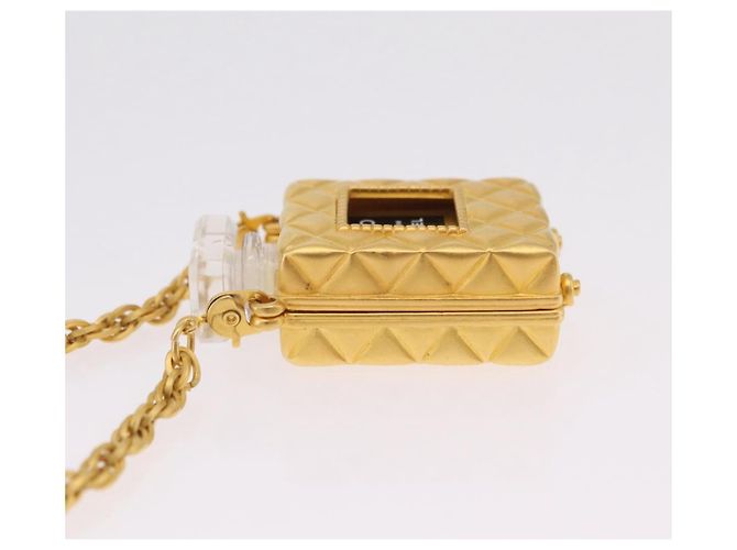 Pendente a catena lunga in metallo con cristalli e perle sintetiche a forma di flacone di profumo Chanel CC - vista 6
