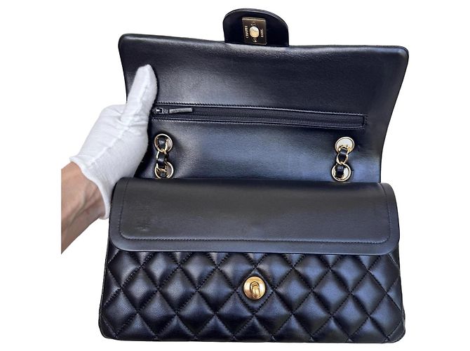 Timeless Mala Chanel Classic Double Flap Medium Pele de Cordeiro Preta - vista 12