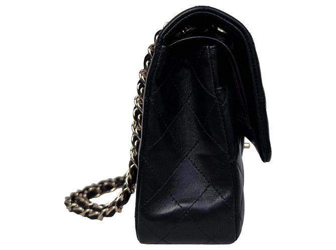 Timeless Mala Chanel Classic Double Flap Medium Pele de Cordeiro Preta - vista 4