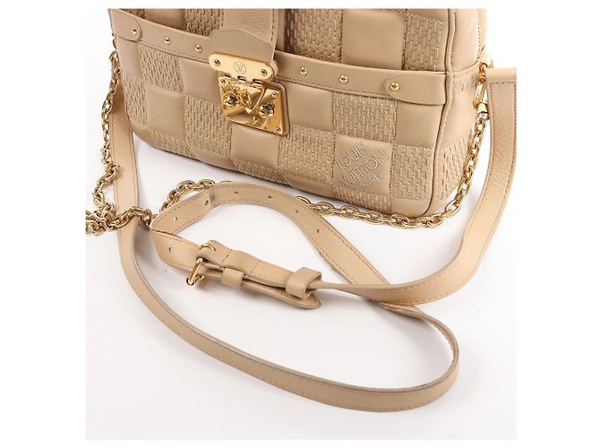 Borsa a tracolla Louis Vuitton Troca MM Damier Quilt in Beige M59111 - vista 11