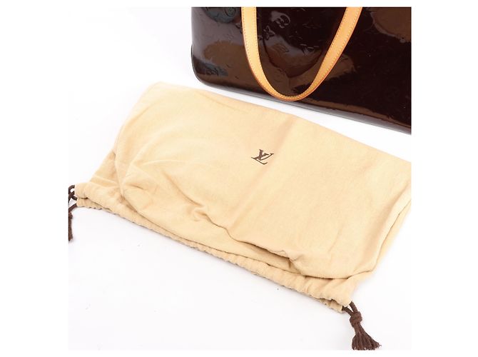 Borsa a spalla Louis Vuitton Brentwood in pelle Vernis, Amarante Purple M91994 - vista 13