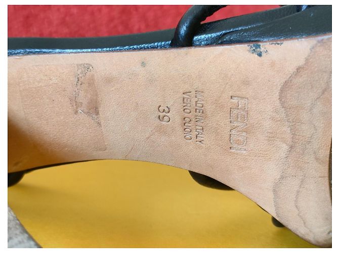 Fendi Absatzsandalen aus schwarzem Leder - Ansicht 9