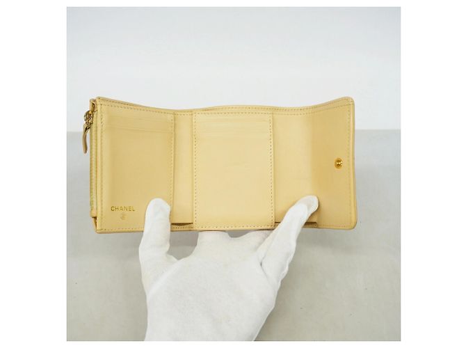 Chanel Tri-fold Portemonnaie aus beigem Lammleder - Ansicht 3