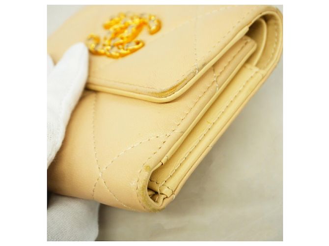 Chanel Tri-fold Portemonnaie aus beigem Lammleder - Ansicht 5