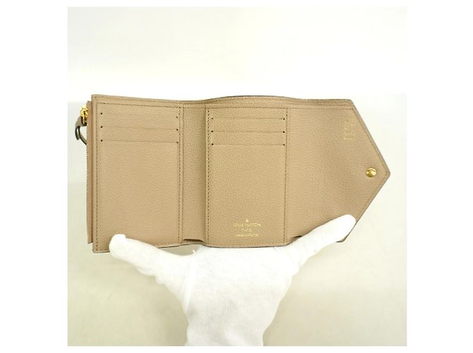 Cartera Tri-fold Louis Vuitton en Tourterelle y Cream Gris Crudo - vista 3