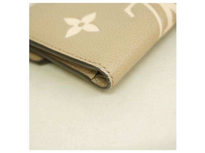 Cartera Tri-fold Louis Vuitton en Tourterelle y Cream Gris Crudo - vista 6