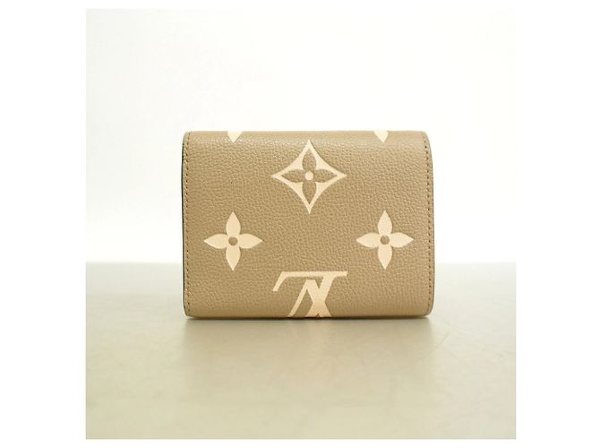 Cartera Tri-fold Louis Vuitton en Tourterelle y Cream Gris Crudo - vista 7