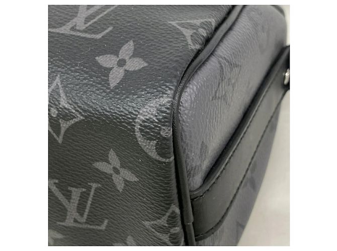 Bolsa Louis Vuitton Monogram Eclipse Reverse Keepall Bandoulière 25 - vista 6