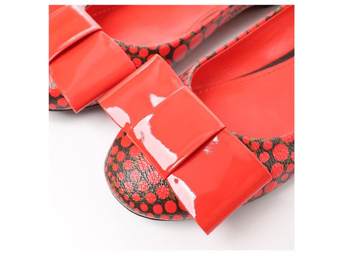 Louis Vuitton x Yayoi Kusama Bow 12 years Leather Polka Dot Ballet Flats in Red x Black, Size 38.5 EU - vista 12