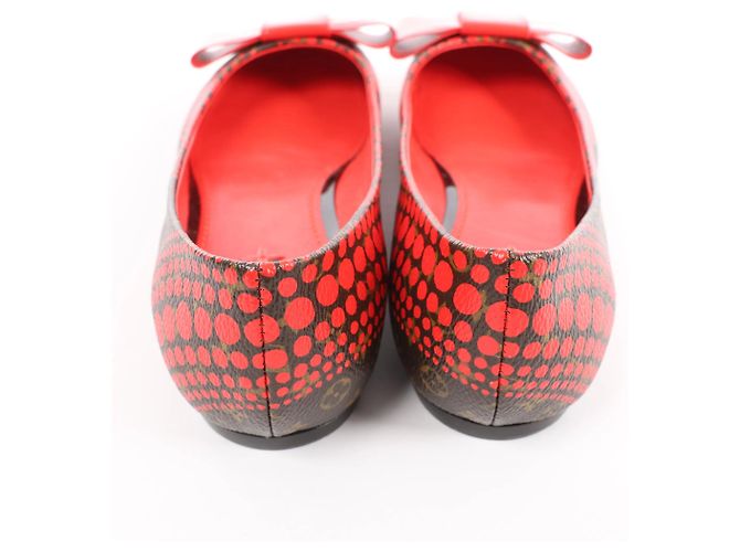 Louis Vuitton x Yayoi Kusama Bow 12 years Leather Polka Dot Ballet Flats in Red x Black, Size 38.5 EU - vista 7