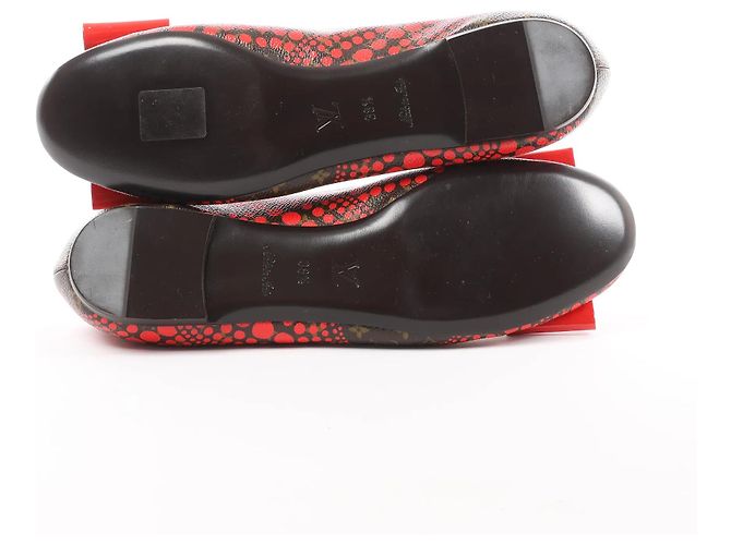 Louis Vuitton x Yayoi Kusama Bow 12 years Leather Polka Dot Ballet Flats in Red x Black, Size 38.5 EU - vista 9