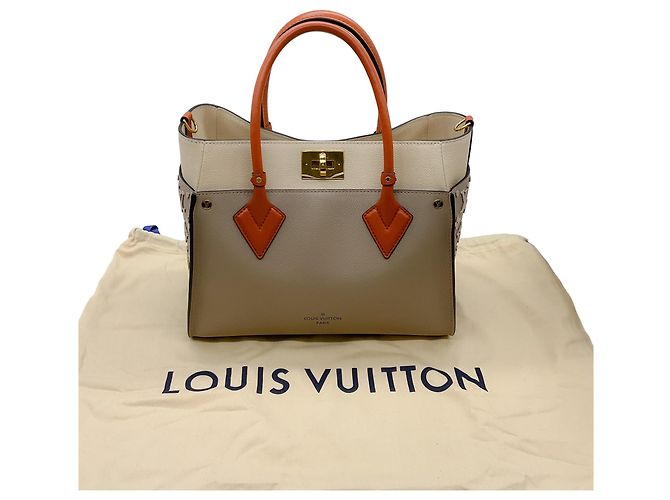 Bolsa Louis Vuitton On My Side MM Taupe / Ivory - vista 12