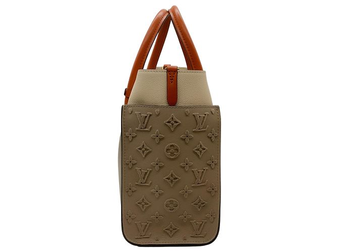 Bolsa Louis Vuitton On My Side MM Taupe / Ivory - vista 2
