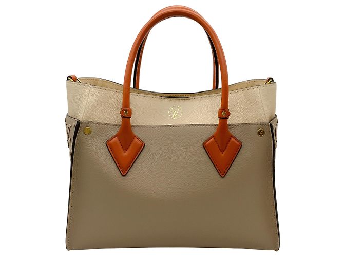 Bolsa Louis Vuitton On My Side MM Taupe / Ivory - vista 3