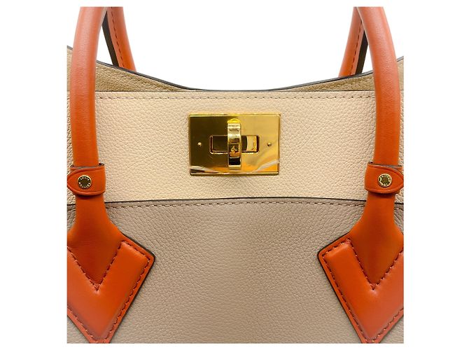 Bolsa Louis Vuitton On My Side MM Taupe / Ivory - vista 4