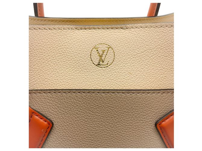 Bolsa Louis Vuitton On My Side MM Taupe / Ivory - vista 5