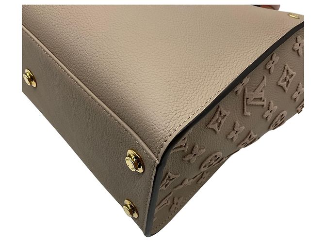 Bolsa Louis Vuitton On My Side MM Taupe / Ivory - vista 6