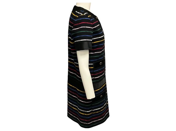 Chanel Schwarz-Multicolor 2022 Logo Stripe Strick-Minikleid mit CC-Logo-Knöpfen - Ansicht 2