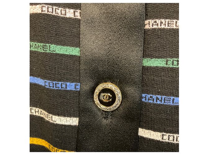 Chanel Schwarz-Multicolor 2022 Logo Stripe Strick-Minikleid mit CC-Logo-Knöpfen - Ansicht 6