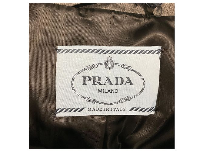 Prada gesteppte Caban-Jacke in Ardesia-Grau, einreihig, mit Gürtel und Logo-Plakette aus Kalbsleder - Ansicht 4