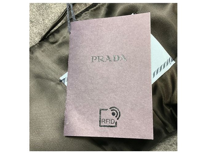 Prada gesteppte Caban-Jacke in Ardesia-Grau, einreihig, mit Gürtel und Logo-Plakette aus Kalbsleder - Ansicht 6