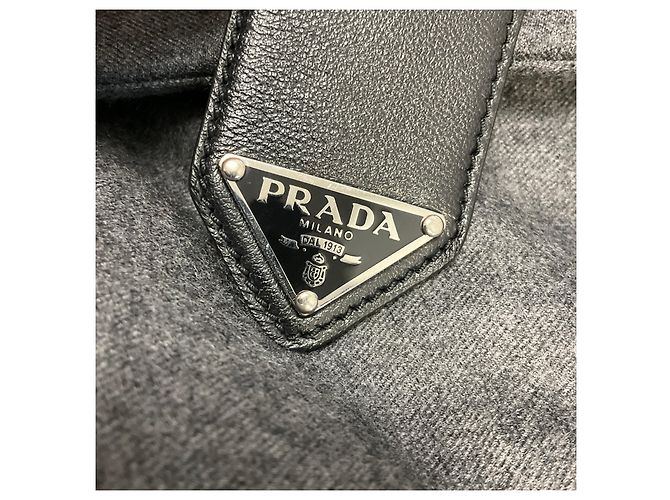 Prada gesteppte Caban-Jacke in Ardesia-Grau, einreihig, mit Gürtel und Logo-Plakette aus Kalbsleder - Ansicht 7