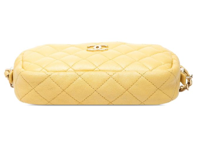 Bolso bandolera Chanel Mini Quilted Iridescent Caviar Camera Case Amarillo - vista 3