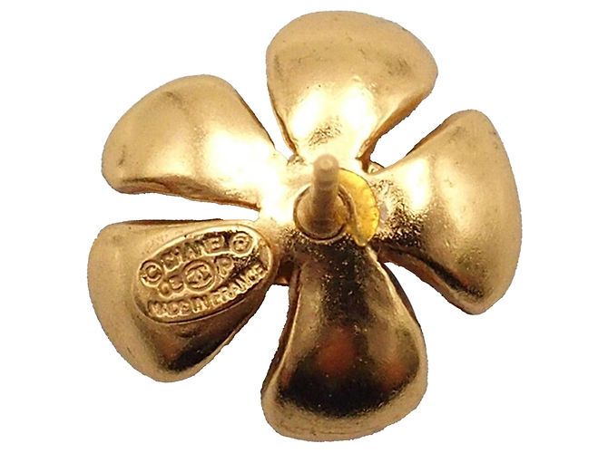 Boucles d'oreilles Chanel CC plaquées or avec fleurs laquées - vue 6