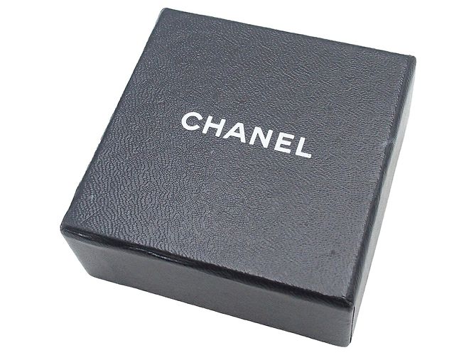 Boucles d'oreilles Chanel CC plaquées or avec fleurs laquées - vue 7