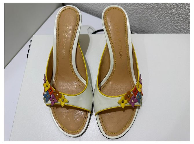 Mules con Tacco Louis Vuitton Patent Floral Bianco Beige - vista 6