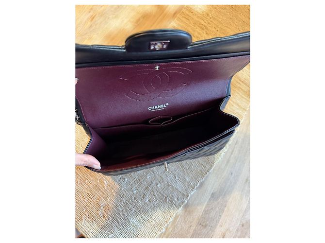 Timeless Bolsa de ombro Chanel Jumbo em pele de cordeiro acolchoada preta, seminova - vista 12