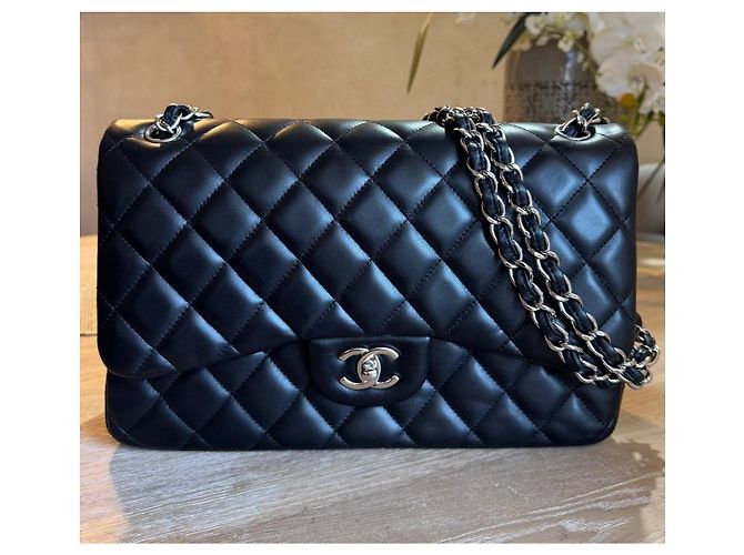 Timeless Bolsa de ombro Chanel Jumbo em pele de cordeiro acolchoada preta, seminova - vista 14