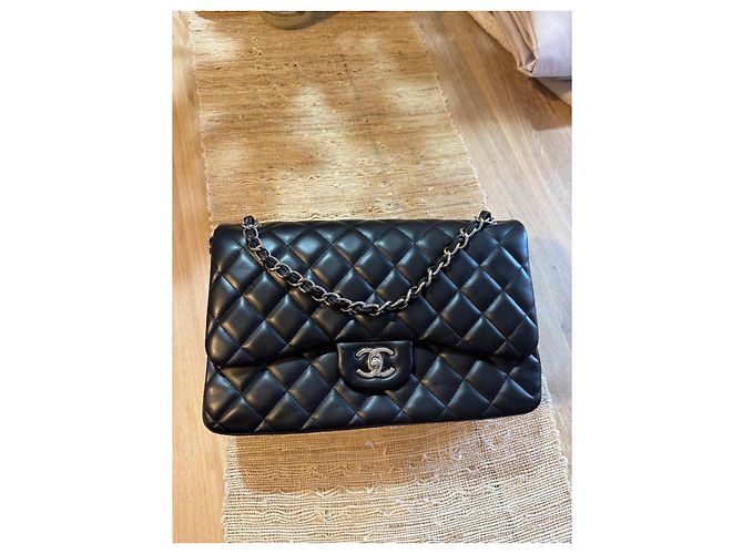Timeless Bolsa de ombro Chanel Jumbo em pele de cordeiro acolchoada preta, seminova - vista 2
