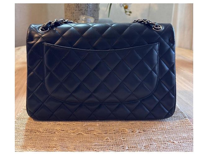 Timeless Bolsa de ombro Chanel Jumbo em pele de cordeiro acolchoada preta, seminova - vista 3