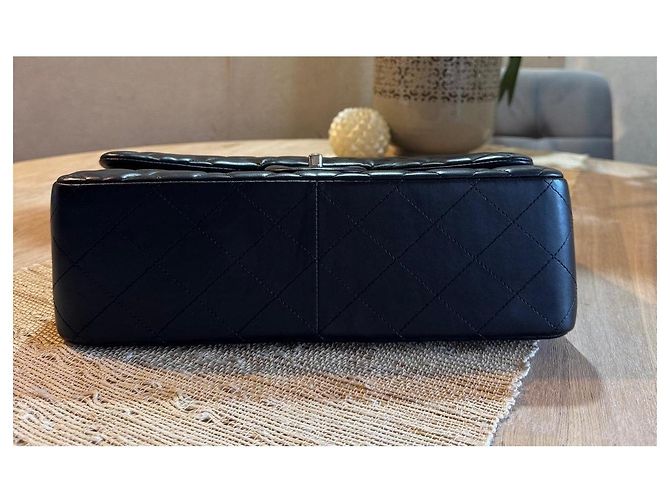Timeless Bolsa de ombro Chanel Jumbo em pele de cordeiro acolchoada preta, seminova - vista 4