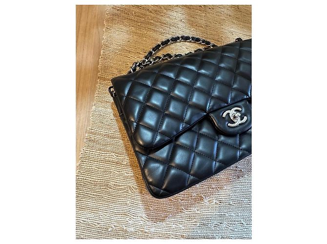 Timeless Bolsa de ombro Chanel Jumbo em pele de cordeiro acolchoada preta, seminova - vista 5