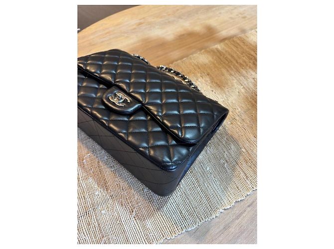 Timeless Bolsa de ombro Chanel Jumbo em pele de cordeiro acolchoada preta, seminova - vista 6