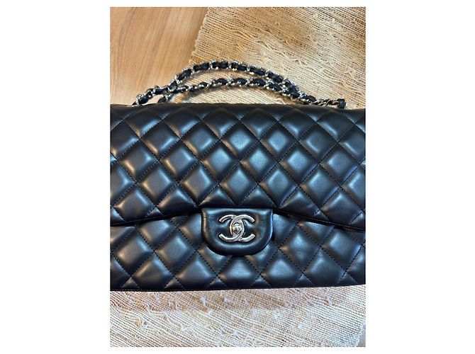Timeless Bolsa de ombro Chanel Jumbo em pele de cordeiro acolchoada preta, seminova - vista 7