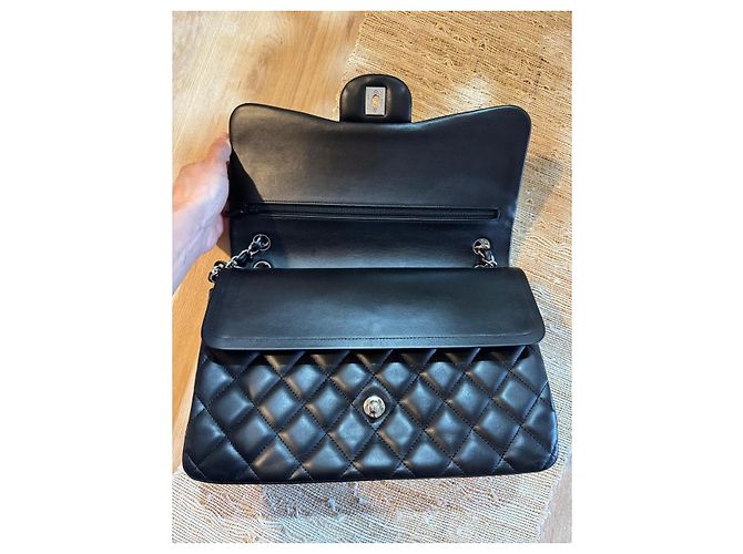 Timeless Bolsa de ombro Chanel Jumbo em pele de cordeiro acolchoada preta, seminova - vista 8