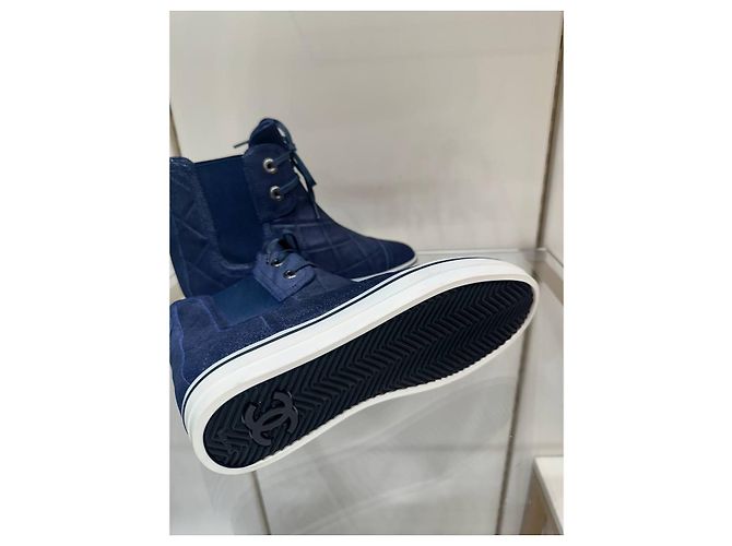 Chanel Navy gesteppte High-Top-Sneaker - EU 36.5 Gebraucht - Ansicht 4