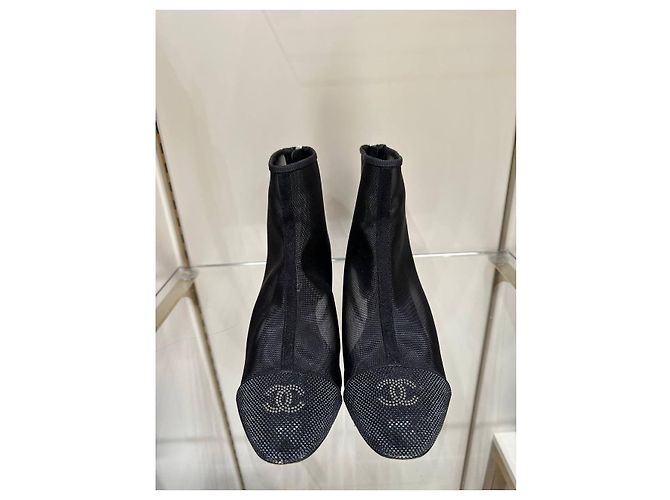 Stivaletti Chanel in mesh nero con logo CC in cristalli Sz.39 usati - vista 2