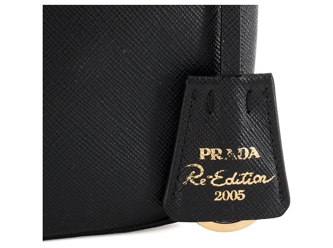 PRADA - Re-Edition 2005 Prada Schultertasche aus schwarzem Saffiano-Leder - Ansicht 6