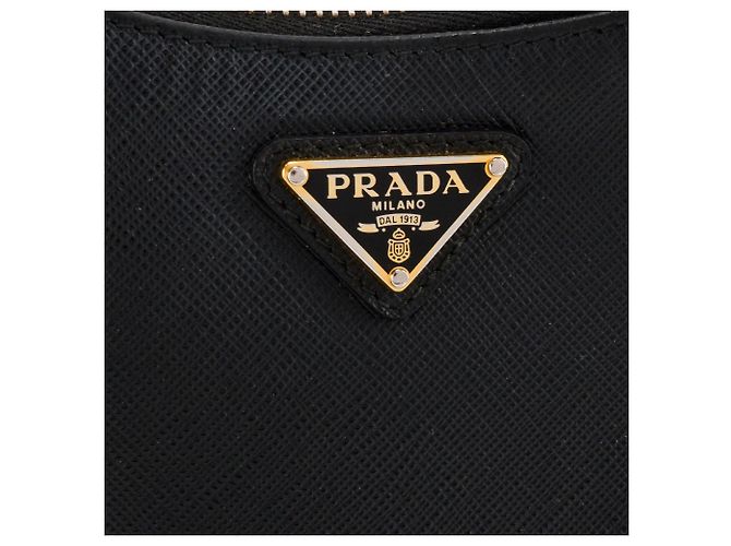 PRADA - Re-Edition 2005 Prada Schultertasche aus schwarzem Saffiano-Leder - Ansicht 7