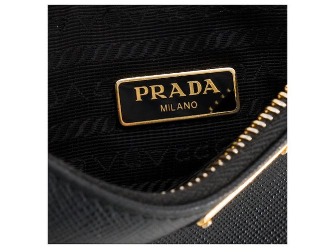 PRADA - Re-Edition 2005 Prada Schultertasche aus schwarzem Saffiano-Leder - Ansicht 8