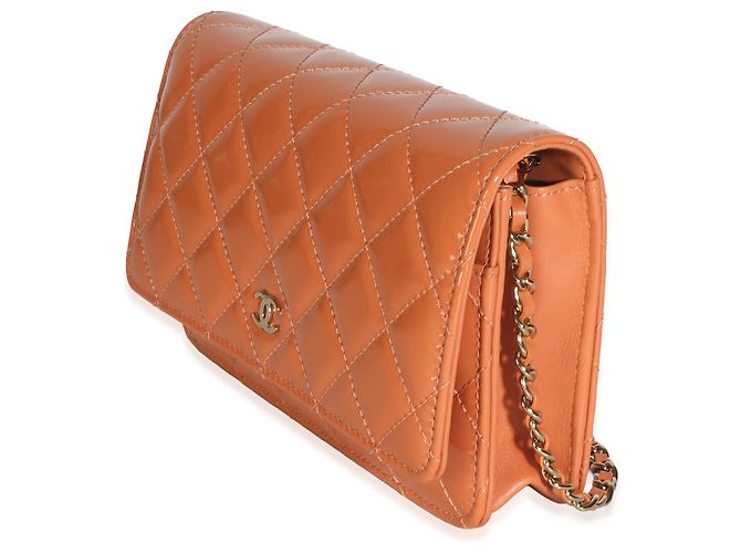 Portafoglio Chanel Classic Wallet On Chain in vernice matelassé arancione scuro - vista 3