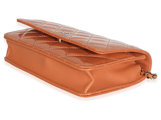 Portafoglio Chanel Classic Wallet On Chain in vernice matelassé arancione scuro - vista 6